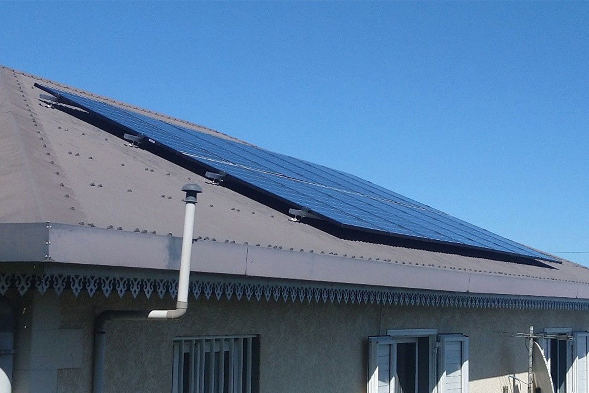 panneaux photovoltaiques sur une toiture à La Réunion
