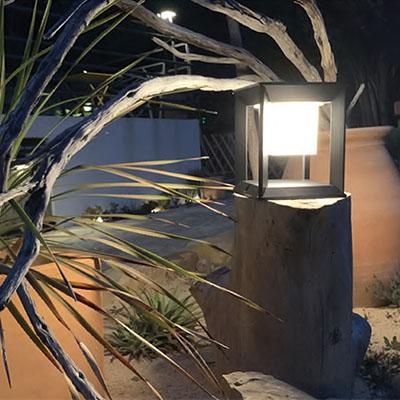 lanterne solaire ixora éclaire le jardin